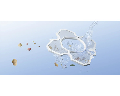 Ein Filter aus Kunststoff mit feinem Netz wird mit fließendem Wasser gereinigt.