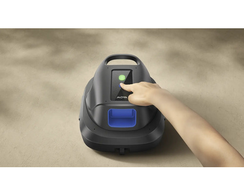 Hand bedient das Bedienfeld eines schwarzen MOVA Poolroboters.