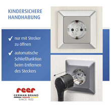 Protection de prise enfant reer avec fermeture automatique. S'ouvre uniquement avec une fiche mâle. Logo reer.