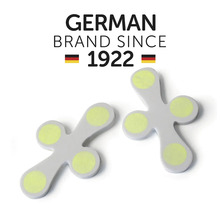 Zwei vierarmige Fliesenkreuze mit kreisförmigen Einsätzen und dem Text Deutsche Marke seit 1922.