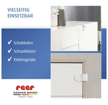 Vielseitige Kindersicherung für Schubladen, Schranktüren und Elektrogeräte an Möbeln montiert. Reer Logo.