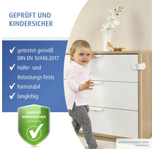 reer Kindersicherung an weißer Kommode mit Kleinkind, nach europäischen Sicherheitsnormen auf Belastung und Stabilität geprüft.