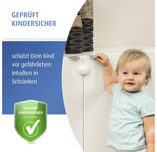 Kindersicherung für Schranktüren mit Kleinkind vor einem Schrank. Zertifizierte Kindersicherheit.