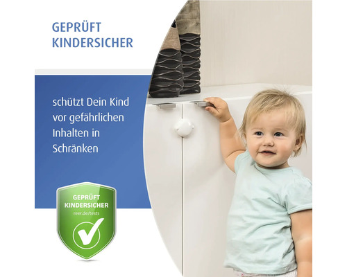 Kindersicherung für Schranktüren mit Kleinkind vor einem Schrank. Zertifizierte Kindersicherheit.