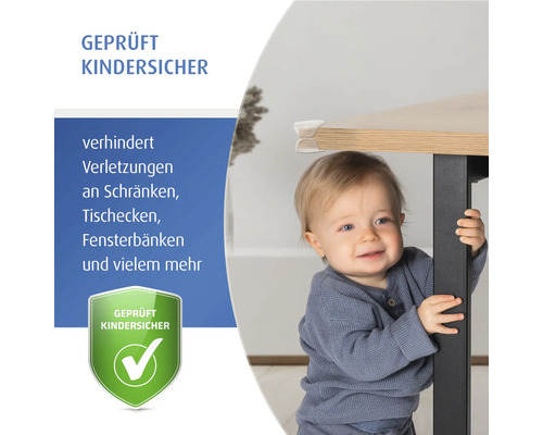 Transparenter Eckenschutz an einer Tischecke montiert, ein Kleinkind steht daneben. Geprüfte Kindersicherung.