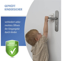 Weiße Kindersicherung am Türgriff verhindert, dass Kleinkinder die Tür öffnen. Geprüft kindersicher.