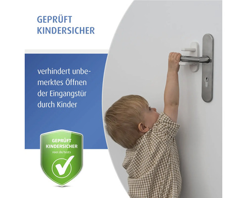 Weiße Kindersicherung am Türgriff verhindert, dass Kleinkinder die Tür öffnen. Geprüft kindersicher.