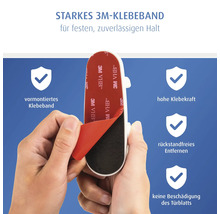 Hände ziehen Schutzfolie von einem 3M-Klebeband mit 3M Logo an einem Türstopper ab. Hohe Klebekraft und rückstandfreies Entfernen.