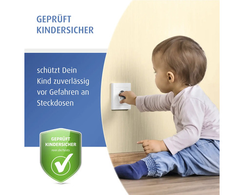 Ein Kleinkind greift nach einer Wandsteckdose, die mit einem geprüften Kinderschutz versehen ist.