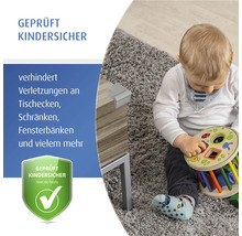 Kleinkind spielt neben einem Tisch mit montiertem Eckenschutz auf einem Teppich. Mit Siegel Geprüft Kindersicher.