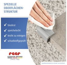 Hand reinigt einen reer Kantenschutz mit einem Tuch. Der Schutz ist bissfest, speichelecht, leicht zu reinigen und schadstoffgeprüft. reer Logo.