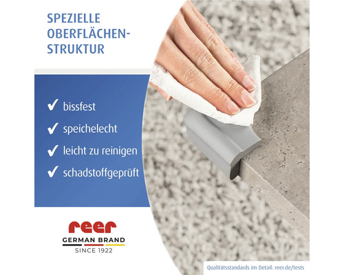 Hand reinigt einen reer Kantenschutz mit einem Tuch. Der Schutz ist bissfest, speichelecht, leicht zu reinigen und schadstoffgeprüft. reer Logo.