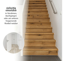 Holztreppe aus Eiche und Flur mit Tür zur Veranschaulichung der Einsatzmöglichkeiten in Türrahmen, Durchgängen oder an Treppen.