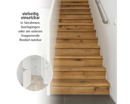 Holztreppe aus Eiche und Flur mit Tür zur Veranschaulichung der Einsatzmöglichkeiten in Türrahmen, Durchgängen oder an Treppen.