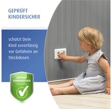 "Kleinkind greift nach einer Steckdose mit Kindersicherung