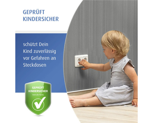 "Kleinkind greift nach einer Steckdose mit Kindersicherung