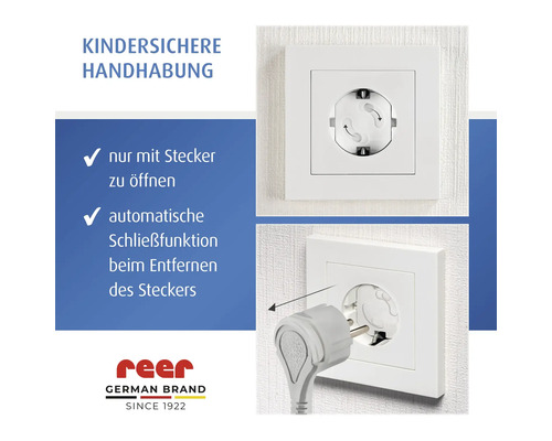 Kindersicherer Steckdosenschutz von reer mit automatischer Schließfunktion, nur mit Stecker zu öffnen, sowie reer Logo.
