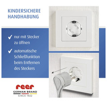 Kindersicherer Steckdosenschutz von reer mit automatischer Schließfunktion, nur mit Stecker zu öffnen, sowie reer Logo.