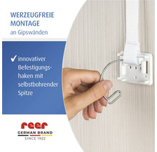 reer Logo. Werkzeugfreie Montage einer Möbelsicherung an einer Gipswand mit einem selbstbohrenden Befestigungshaken.