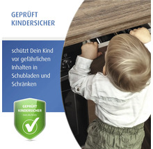 Enfant en bas âge ouvrant un tiroir, sceau de sécurité enfant testée pour protéger des contenus dangereux dans les meubles.