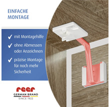Sécurité enfant reer pour armoires et tiroirs avec aide au montage pour une fixation précise sans mesure dans un meuble en bois et reer Logo.