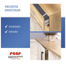 Sécurité enfant reer pour tiroirs et armoires utilisée sur une commode en bois et une armoire blanche. reer Logo.