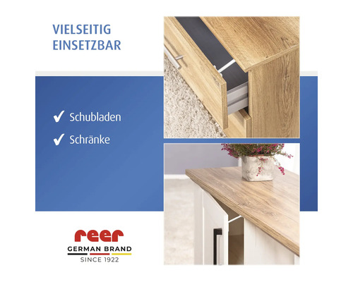 Sécurité enfant reer pour tiroirs et armoires utilisée sur une commode en bois et une armoire blanche. reer Logo.