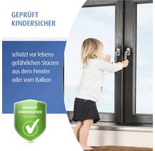 Poignées de fenêtre de sécurité testées sur une fenêtre avec un enfant pour protéger contre les chutes de la fenêtre ou du balcon.