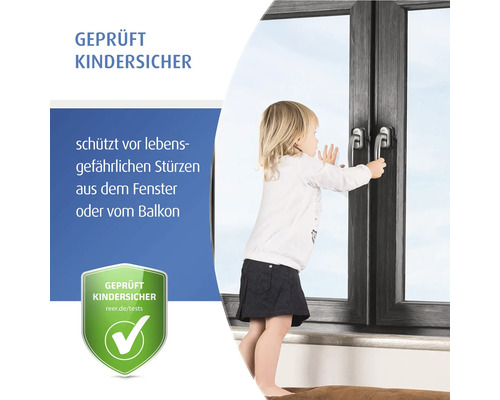 Poignées de fenêtre de sécurité testées sur une fenêtre avec un enfant pour protéger contre les chutes de la fenêtre ou du balcon.