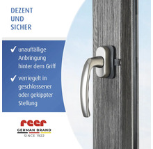 Sécurité de fenêtre pour enfants à monter derrière la poignée de fenêtre. Sécurise les fenêtres en position fermée ou basculée. Logo reer.