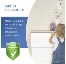 Kindersicherung für Schubladen und Schränke, Kind versucht gesicherte Schublade zu öffnen, Siegel Geprüft Kindersicher.