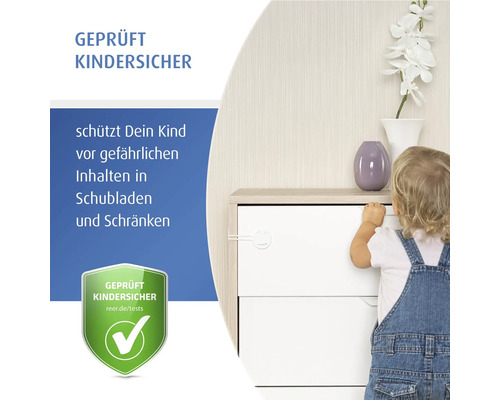 Kindersicherung für Schubladen und Schränke, Kind versucht gesicherte Schublade zu öffnen, Siegel Geprüft Kindersicher.