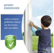 Kindersicherung für Fenster schützt vor gefährlichen Stürzen, Siegel für geprüfte Kindersicherheit, Kind am Fenster mit weißer Sicherungsvorrichtung.