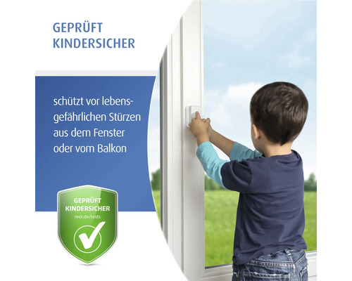 Kindersicherung für Fenster schützt vor gefährlichen Stürzen, Siegel für geprüfte Kindersicherheit, Kind am Fenster mit weißer Sicherungsvorrichtung.