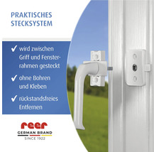 Weiße Reer Fenstersicherung mit praktischem Stecksystem zur Montage zwischen Fenstergriff und Rahmen ohne Bohren oder Kleben, inklusive Reer Logo.