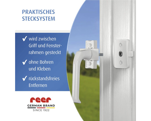 Weiße Reer Fenstersicherung mit praktischem Stecksystem zur Montage zwischen Fenstergriff und Rahmen ohne Bohren oder Kleben, inklusive Reer Logo.