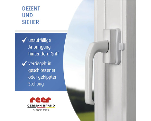 Weiße reer Fenstergriff-Sicherung hinter dem Griff montiert, verriegelt in geschlossener oder gekippter Stellung, reer Logo.