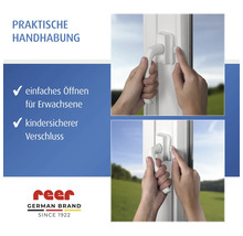 Kindersicherung für Fenstergriffe von reer, Bedienung durch Drücken des Sicherungsknopfes und gleichzeitiges Drehen des Griffs. reer Logo.