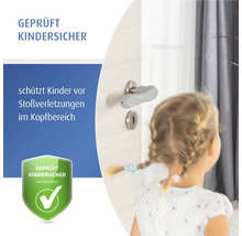 Protection de poignée de porte rembourrée sur une porte intérieure blanche pour protéger les enfants des blessures à la tête.