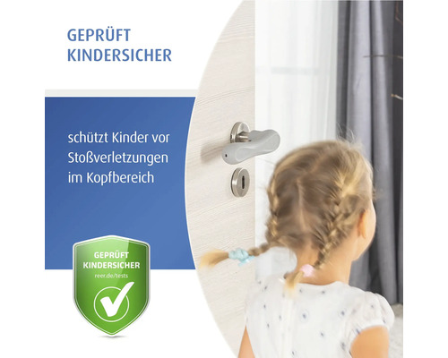 Protection de poignée de porte rembourrée sur une porte intérieure blanche pour protéger les enfants des blessures à la tête.