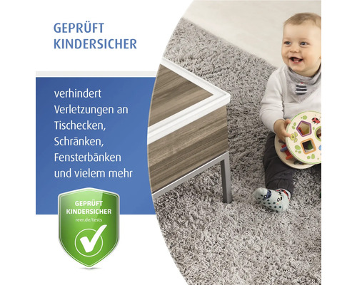 Weißer Kantenschutz an einem Holztisch, daneben ein spielendes Kind auf einem Teppich, Siegel geprüft kindersicher.