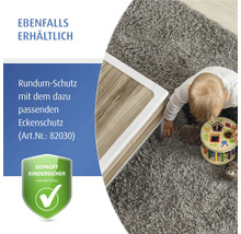 Eckenschutz für Möbel an einem Tisch montiert, ein spielendes Kind auf einem Teppich und das Siegel für geprüfte Kindersicherheit.