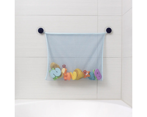 Filet de rangement pour jouets de bain avec ventouses sur mur carrelé, rempli de jouets colorés.