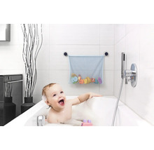 Filet de rangement bleu pour jouets de bain fixé par ventouses sur carrelage blanc au-dessus d'un enfant dans une baignoire.