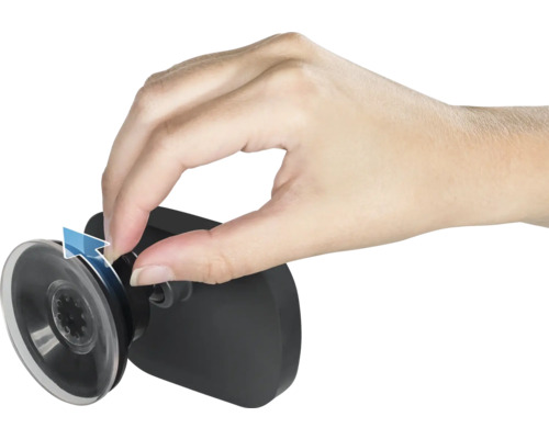 Eine Hand demonstriert das Lösen eines Saugnapfes an einer schwarzen Halterung durch Ziehen an einer Lasche.