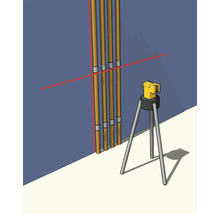 Laser à lignes croisées sur trépied projetant des lignes laser rouges pour l'alignement de tuyaux verticaux sur un mur.