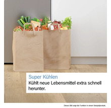 Zwei Papiertüten mit Lebensmitteln auf Holzboden vor einem Kühlschrank mit Text zu der Super Kühlen Funktion.