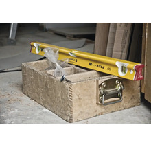 Niveau à bulle Stabila sur une caisse à outils en bois dans un atelier.