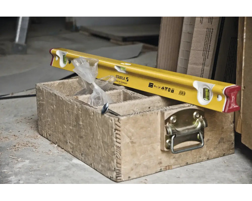 Niveau à bulle Stabila sur une caisse à outils en bois dans un atelier.