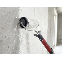 Rouleau à peinture Rautner appliquant de la peinture sur un mur en béton texturé.